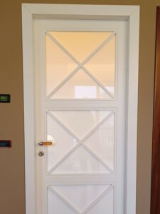 porta bianca moderna con vetro falegnameria