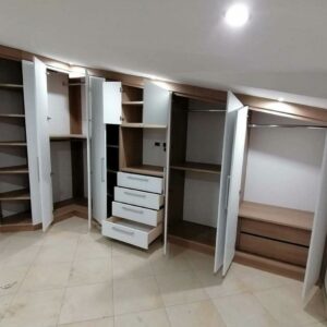 cabina armadio bianca e marrone moderna falegnameria